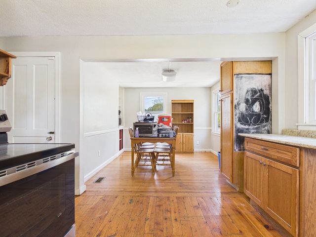 5 Barber St, Springfield, MA 01109