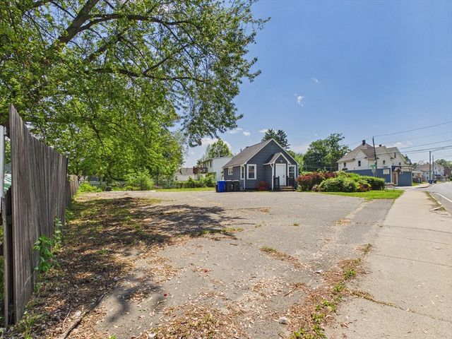 5 Barber St, Springfield, MA 01109