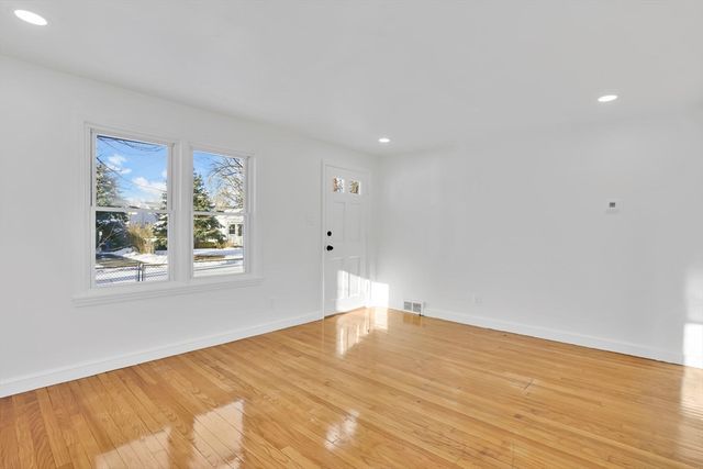 47 Victoria St, Springfield, MA 01104