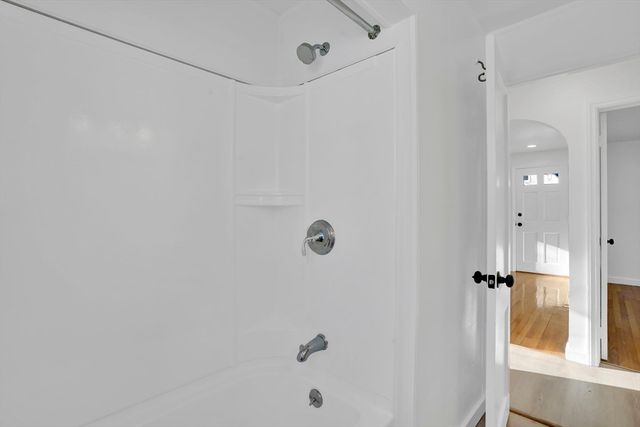 47 Victoria St, Springfield, MA 01104