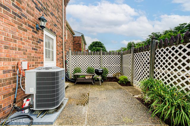 2969 Six Mile Ln, Louisville, KY 40220