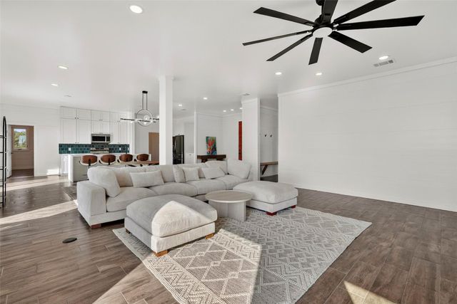 111 Starlight PATH, Red Rock, TX 78662