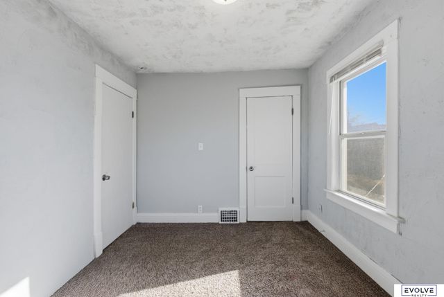 2561 Pinkney Street, Omaha, NE 68111