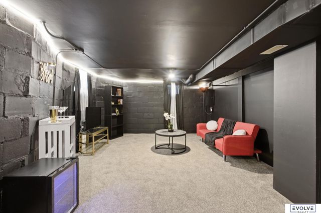 2561 Pinkney Street, Omaha, NE 68111