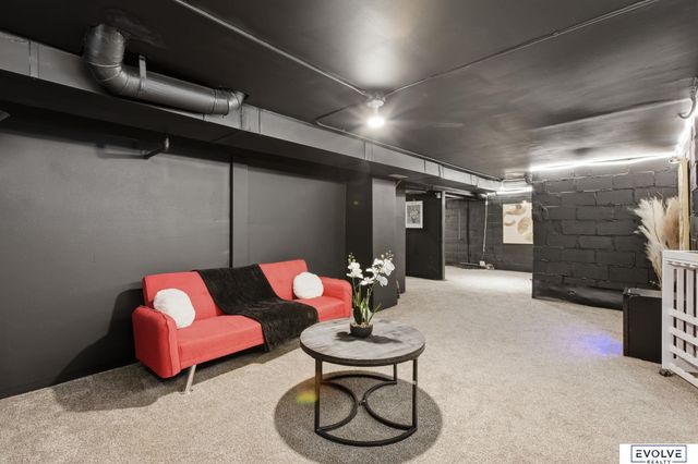 2561 Pinkney Street, Omaha, NE 68111