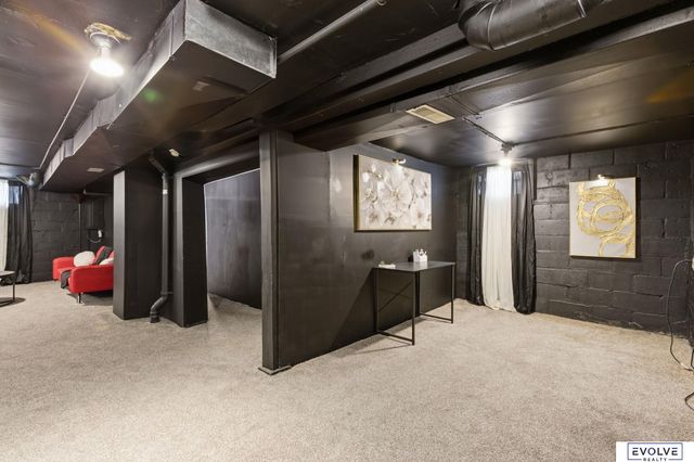 2561 Pinkney Street, Omaha, NE 68111