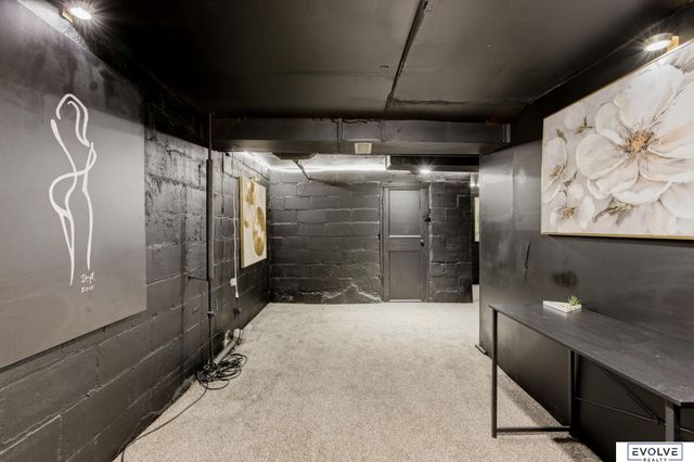 2561 Pinkney Street, Omaha, NE 68111