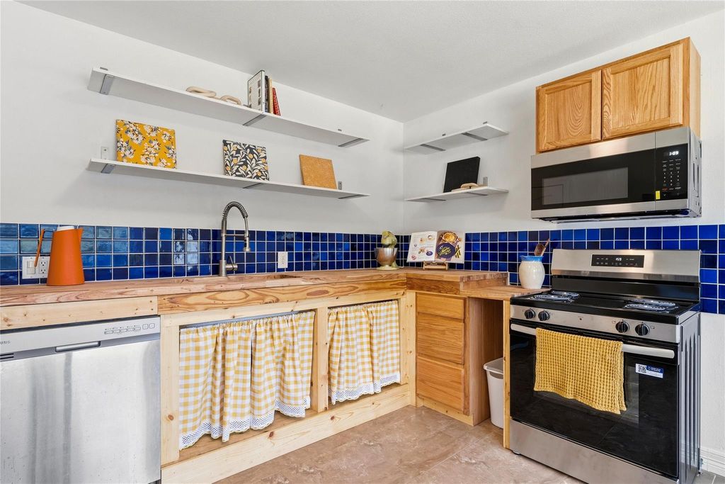 2011 Castle Gate CIR, San Marcos, TX 78666