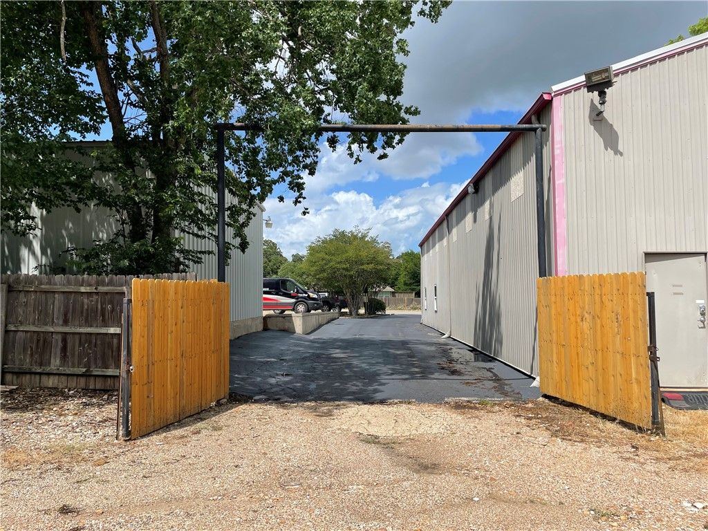 3828 South College Avenue, Bryan, TX 77801 — exterior