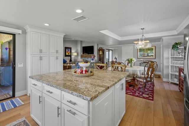 211 Camino Arroyo N, Palm Desert, CA 92260