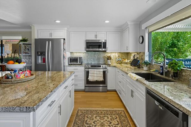 211 Camino Arroyo N, Palm Desert, CA 92260