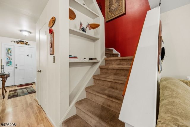 8 Tall Oaks Ct, Sayreville Boro, NJ 08859