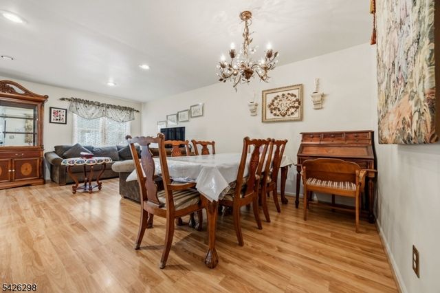 8 Tall Oaks Ct, Sayreville Boro, NJ 08859