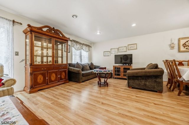 8 Tall Oaks Ct, Sayreville Boro, NJ 08859