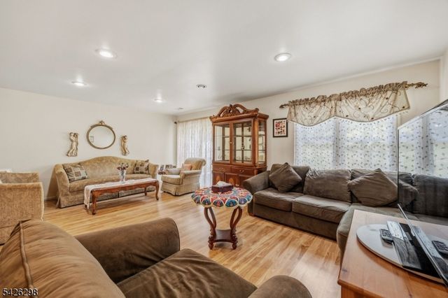 8 Tall Oaks Ct, Sayreville Boro, NJ 08859