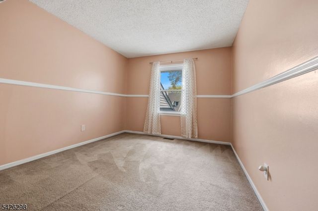 8 Tall Oaks Ct, Sayreville Boro, NJ 08859