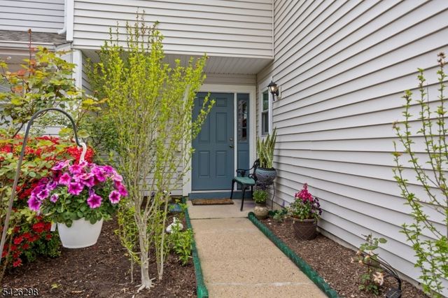 8 Tall Oaks Ct, Sayreville Boro, NJ 08859