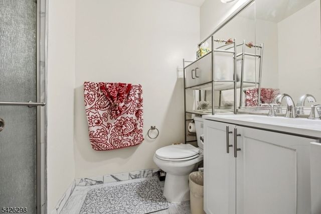 8 Tall Oaks Ct, Sayreville Boro, NJ 08859