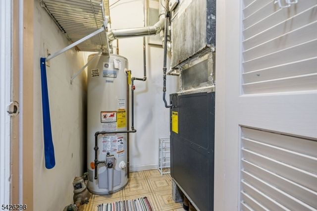 8 Tall Oaks Ct, Sayreville Boro, NJ 08859