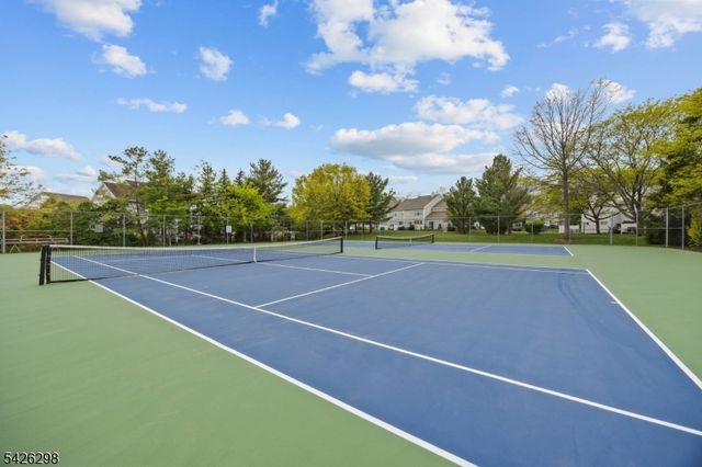 8 Tall Oaks Ct, Sayreville Boro, NJ 08859