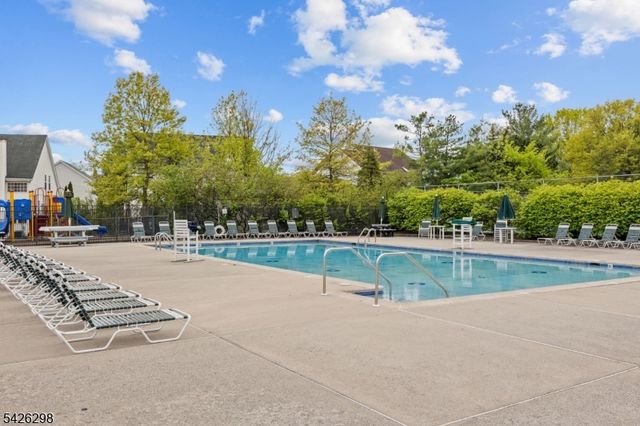 8 Tall Oaks Ct, Sayreville Boro, NJ 08859