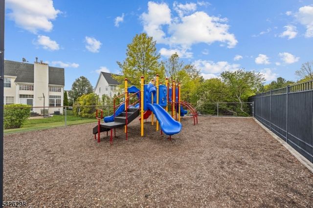 8 Tall Oaks Ct, Sayreville Boro, NJ 08859