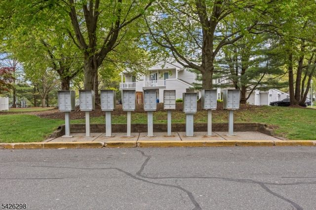 8 Tall Oaks Ct, Sayreville Boro, NJ 08859