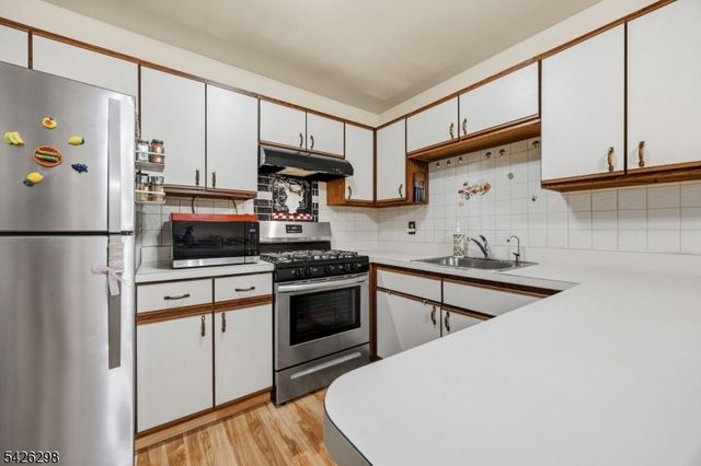 8 Tall Oaks Ct, Sayreville Boro, NJ 08859