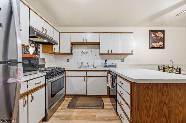 8 Tall Oaks Ct, Sayreville Boro, NJ 08859