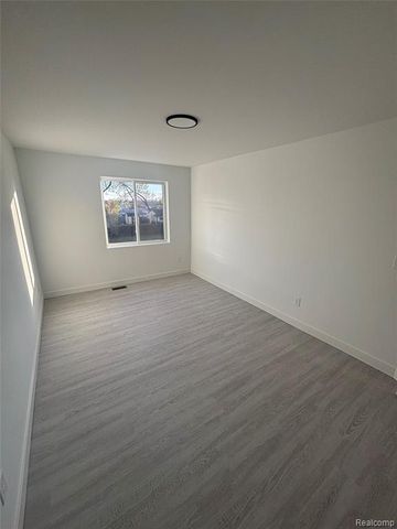 1019 E George Avenue, Hazel Park, MI 48030