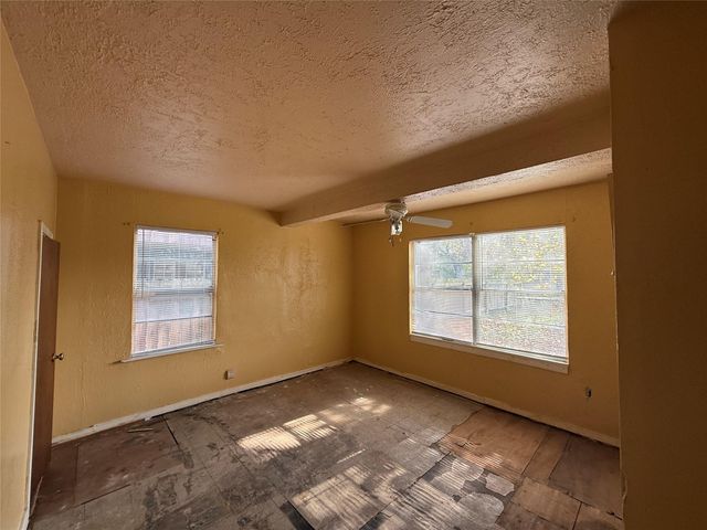 1217 3rd Avenue N, Texas City, TX 77590