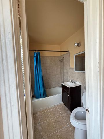 1217 3rd Avenue N, Texas City, TX 77590