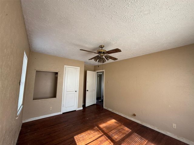 1217 3rd Avenue N, Texas City, TX 77590