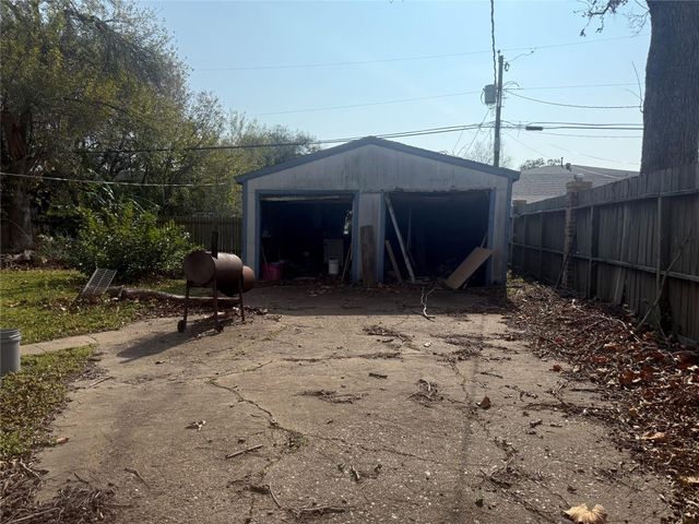 1217 3rd Avenue N, Texas City, TX 77590