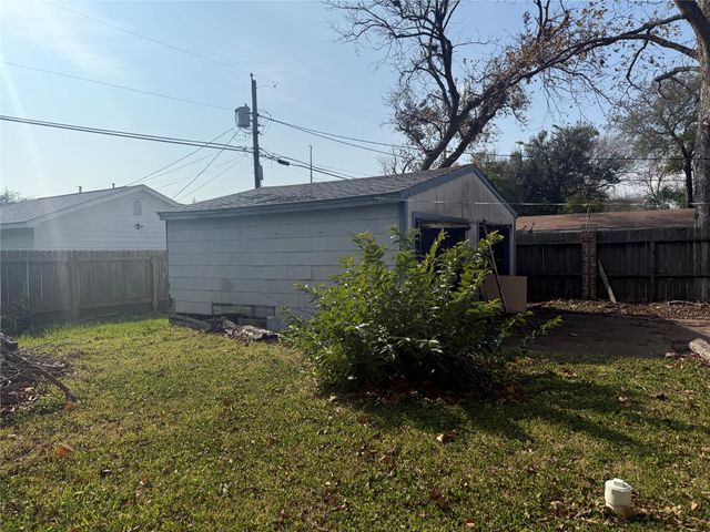 1217 3rd Avenue N, Texas City, TX 77590