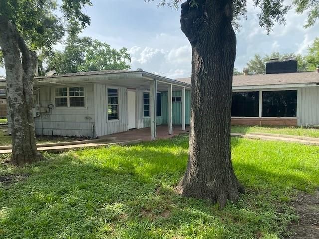 705 W Norris Street, El Campo, TX 77437