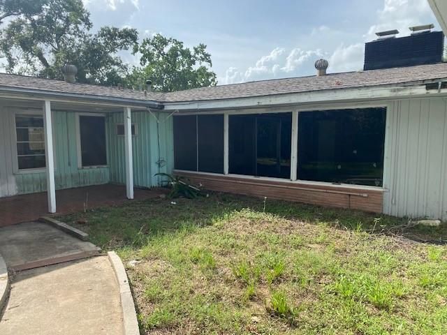 705 W Norris Street, El Campo, TX 77437