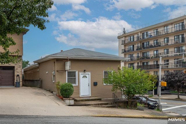 418 E Brinkerhoff Avenue, Palisades Park, NJ 07650