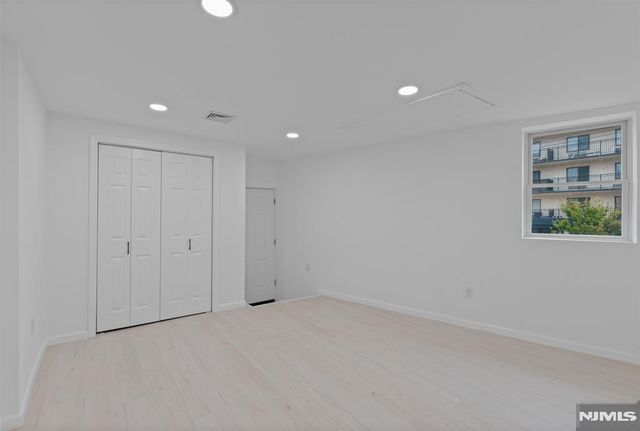 418 E Brinkerhoff Avenue, Palisades Park, NJ 07650