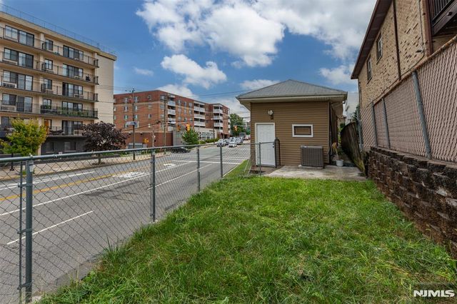 418 E Brinkerhoff Avenue, Palisades Park, NJ 07650