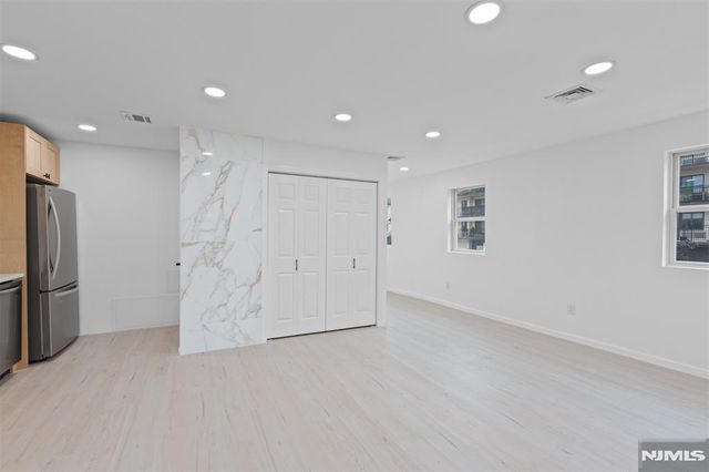 418 E Brinkerhoff Avenue, Palisades Park, NJ 07650