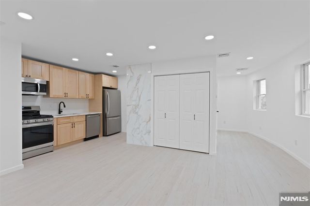 418 E Brinkerhoff Avenue, Palisades Park, NJ 07650