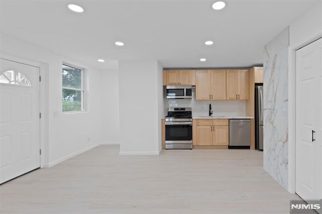 418 E Brinkerhoff Avenue, Palisades Park, NJ 07650