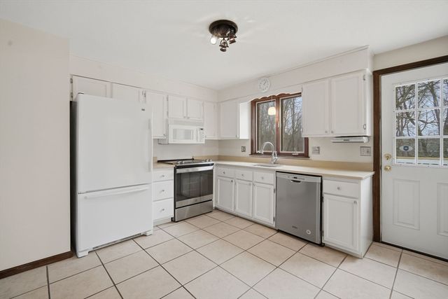 79 Porter Rd, East Longmeadow, MA 01028