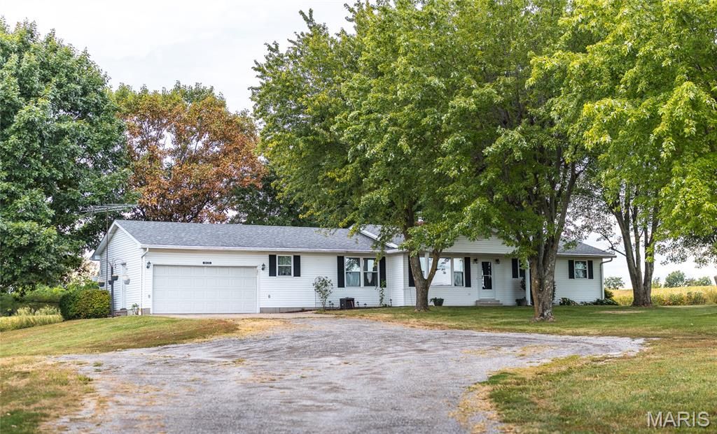 Image 1 of property listing at 18435 Old Highway 67, Jerseyville, IL 62052