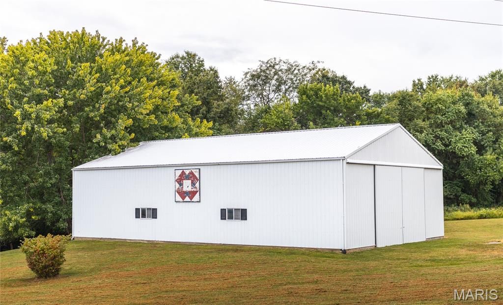 Image 2 of property listing at 18435 Old Highway 67, Jerseyville, IL 62052