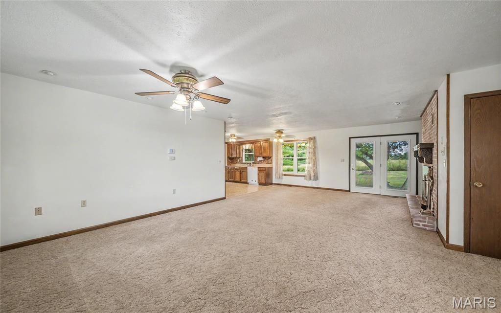 Image 11 of property listing at 18435 Old Highway 67, Jerseyville, IL 62052