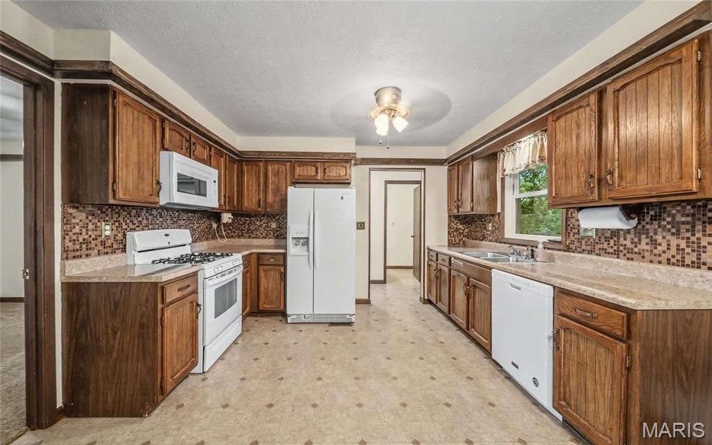 Image 12 of property listing at 18435 Old Highway 67, Jerseyville, IL 62052
