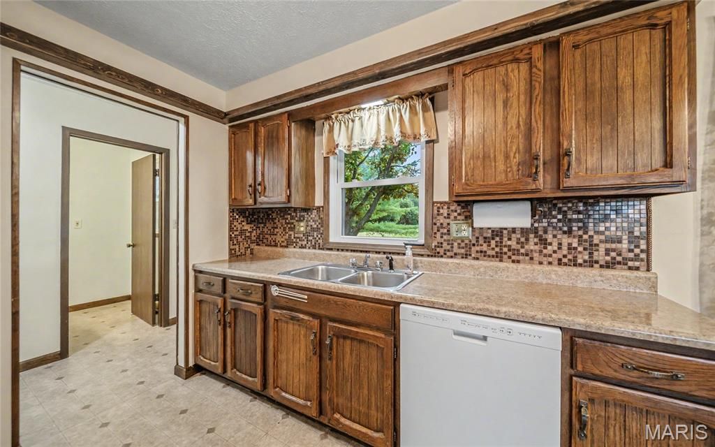 Image 13 of property listing at 18435 Old Highway 67, Jerseyville, IL 62052