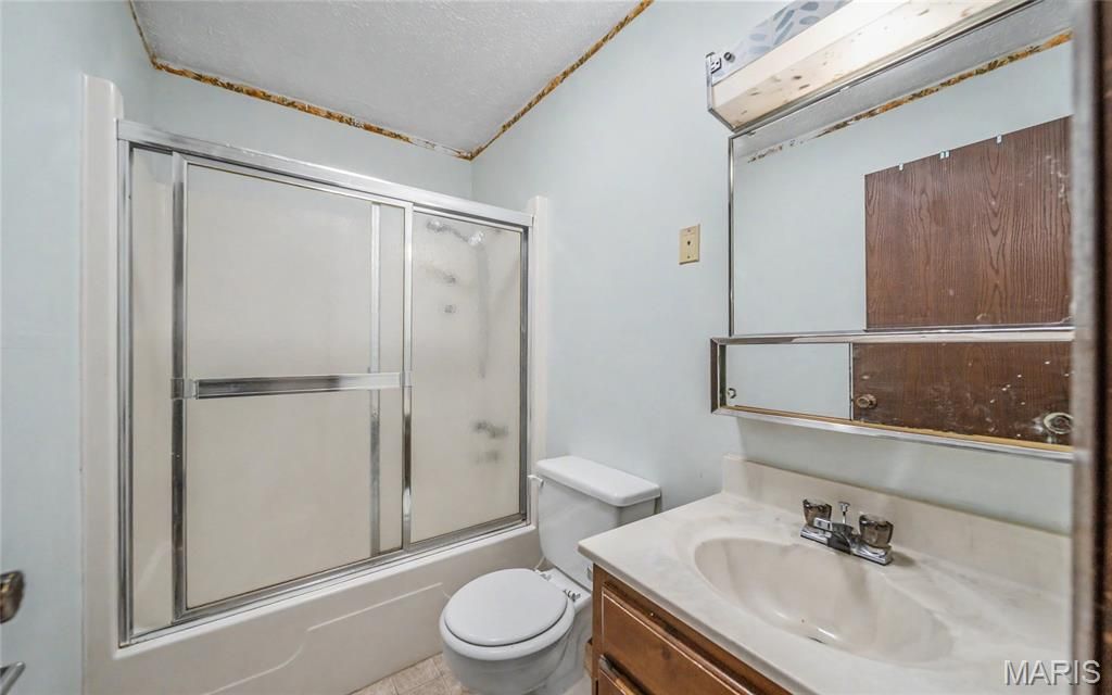 Image 16 of property listing at 18435 Old Highway 67, Jerseyville, IL 62052